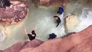 الامن يعثر على حافلتين فقد الاتصال بهما لمتنزهين في أودية ماعين