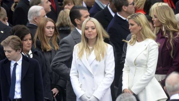 صورة لابنتي ترامب تثير سخرية الصحفيين! (صورة)