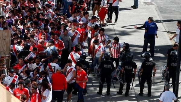 بالفيديو.. اعتداء جماهير الريفير على حافلة البوكا يؤجل نهائي الليبرتادوريس