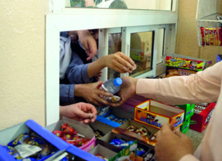 صناعة الاردن وعمان تطالب الصحة بالتراجع عن منع بيع الشيبس بالمدارس