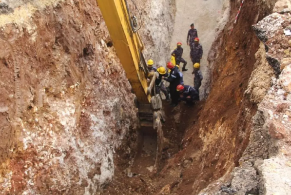 انهيار اتربة داخل مغارة يقتل شخص ويصيب آخر بجروح