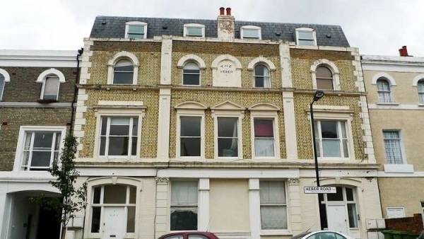 قواعد غريبة للعيش في الشقة الأكثر تطلبا في العالم!