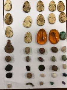 القبض على(4) اشخاص حاولوا بيع قطع اثرية و احجار كريمة في الزرقاء و البلقاء .. صور