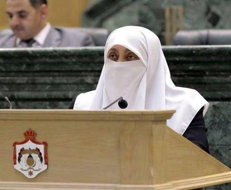 العتوم : التربية اهدرت 54 مليون دينار لطباعة مناهج تم الغاؤها