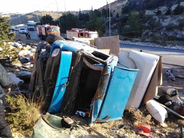 بالصور...إصابة (4) أشخاص اثر حادث تصادم  مروع بمنطقة العدسية