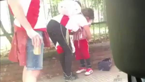 جنون كرة القدم.. مشجعة تستغل براءة طفلتها ببشاعة (فيديو)