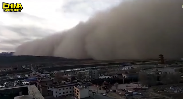 عاصفة رملية مروعة تضرب الصين (فيديو)