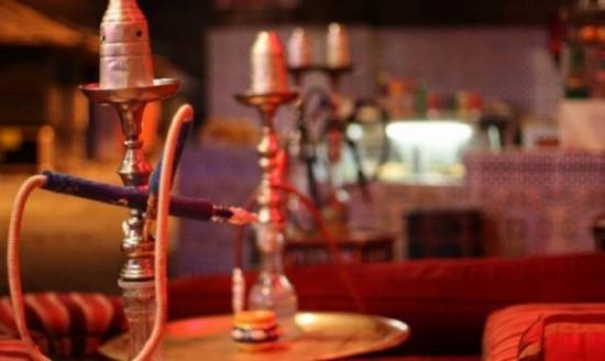 (26) حدث شربوا الارقيلة .. فاكتشف المحافظ مقاهي غير مرخصة واغلقها !!