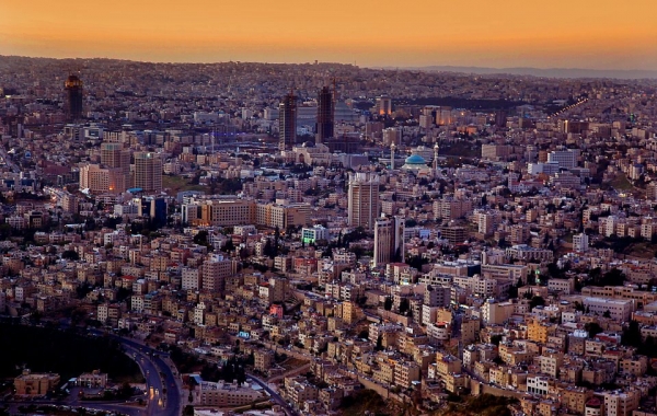 كم يبلغ عدد سكان العاصمة عمان ؟