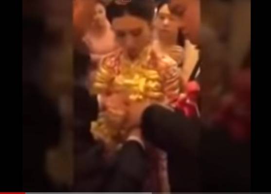 فيديو صادم .. عريس يهدي عروسته وزنها ذهباً .. تفاصيل