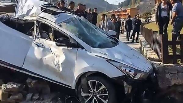 بالفيديو ..نجاة امرأة طارت في الهواء بعد حادث سيارة!