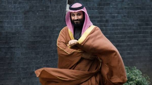 بالفيديو.. هذا ما فعله طفل سعودي بسيارة “مرسيدس” تلقاها من محمد بن سلمان
