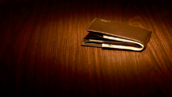 محفظة ضائعة تحقق شهرة واسعة بعد عودتها!