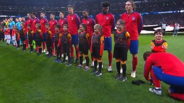 غريزمان يتجاهل نشيد دوري الأبطال بسبب طفل (فيديو)