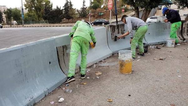 الأمانة تزيل الزيوت التي سكبها مجهولون في ساحة الدوار الرابع ..صور