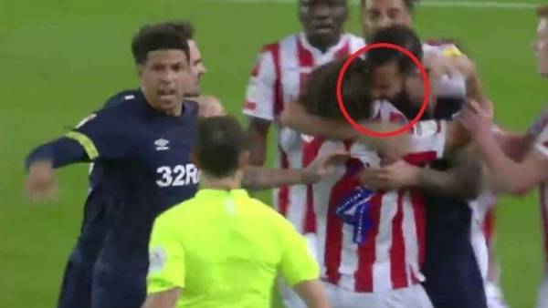 شاهد بالفيديو.. ظهور عضاض جديد في ملاعب كرة القدم