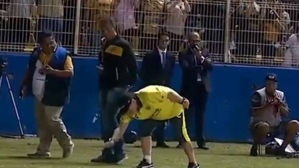 ردة فعل مارادونا بعد طرده من مباراة فريقه (فيديو)