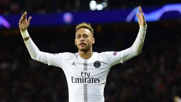 شاهد لقطة طريفة جدا.. نيمار المكار يجنن حكم الراية!