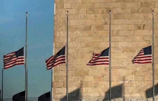 تنكيس الأعلام الأمريكية 30 يوما بسبب موت بوش الأب
