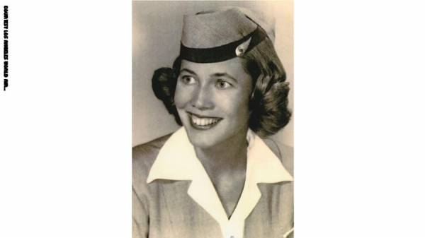 مضيفة طيران في الـ(93) من عمرها تروي قصص الصور النادرة لأحد أشهر مطارات العالم