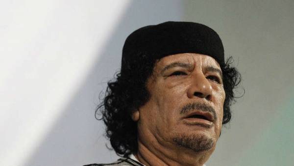 القذافي يظهر للبعض متنكرا وسط كبار النجوم!! صورة