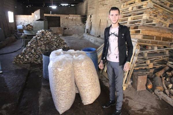 الشابان الطويط وذيابات يصنعان من مخلفات الاخشاب مصدر رزق لهما ..تفاصيل