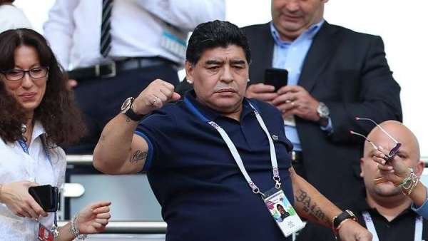 مارادونا يوجه اللكمات لمشجعين أهانوه! (فيديو)