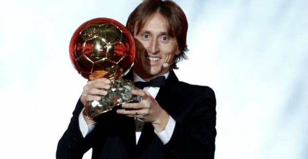 مودريتش يكسر هيمنة ميسي ورونالدو ويفوز بالكرة الذهبية