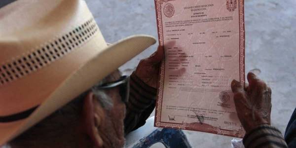 لهوى في النفس.. يطلب حذف 20 سنة من عمره!