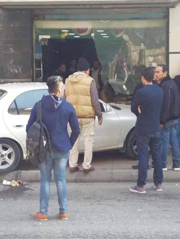 مركبة تداهم بمركبتها محل تجاري في الزرقاء (صور)