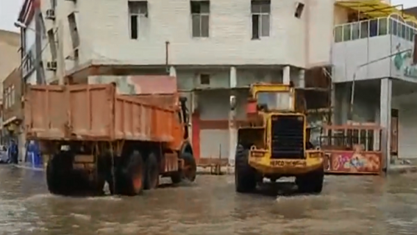 عمال يكافحون فيضانات بغداد بطريقة طريفة! (فيديو)
