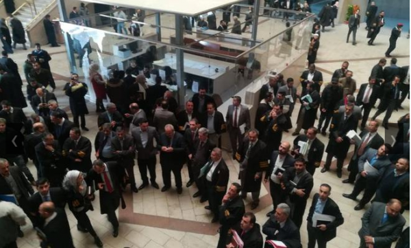 محامون يحتجون بقصر العدل ضد تمديد فترة مجلس نقابتهم