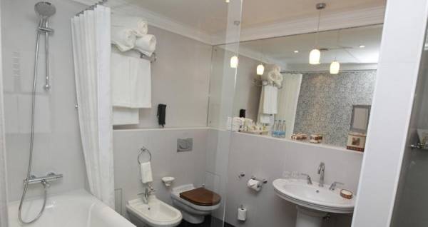 امرأة تقاضي فندقا عالميا بسبب كاميرا الموظف المنحرف