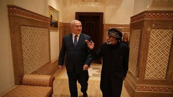 مسؤول فلسطيني يكشف ما قاله نتنياهو لقابوس في زيارته الأخيرة لسلطنة عمان