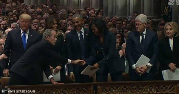 خلال جنازة والده .. بوش يكرر فعلته مع ميشيل أوباما