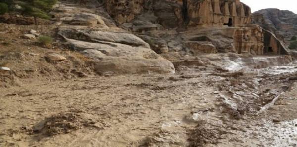 شاهد بالفيديو الامطار تتسبب بسيول كثيفة بالبحر الميت