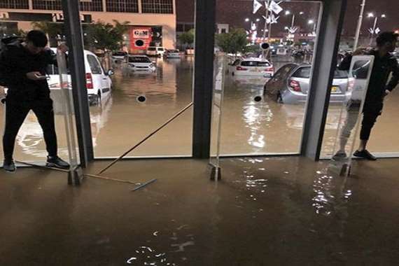 شاهد بالفيديو.. السيول تجتاح دولة الكيان الصهيوني