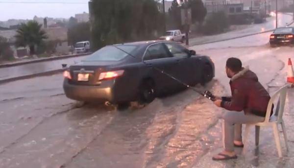 مواطن اردني غاضب يصيد السمك أمام منزله