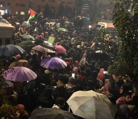 اعتصامات الرابع تعود للواجهة وتهتف ( لا الملقي ولا الرزاز.. ما بدنا حكومة برواز)