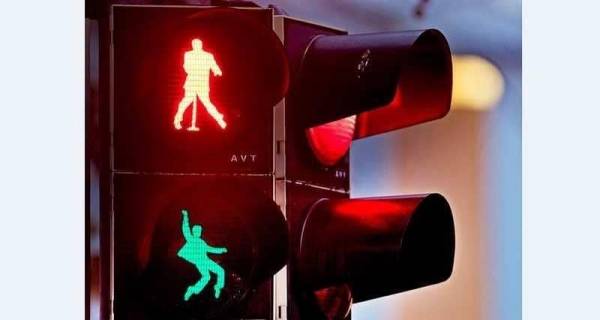 بلدة ألمانية تبتكر أغرب إشارة مرور في العالم