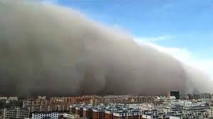 مشهد مرعب لعاصفة رملية تجتاح مدينة بأكملها