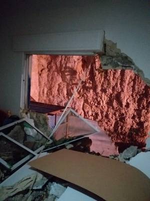 بالصور انهيار مقطع صخري وسقوطه على احدى العمارات في عمان