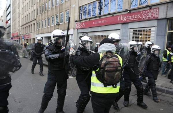 اشتعال مظاهرات السترات الصفراء في بلجيكا وهولندا (صور)