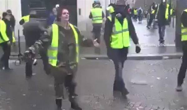 شرطية فرنسية:واقتلوني ولا تخربوا باريس (فيديو)