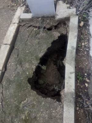 مياه الامطار تداهم مقبرة بـالاغوار والاهالي يطالبون البلدية بالتدخل (صور)