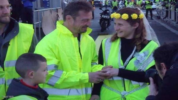 قالت نعم على الملأ.. صور أول عروسين من السترات الصفراء