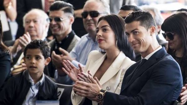 رونالدو يكشف سبب زياراته للكنيسة وحقيقة زواجه