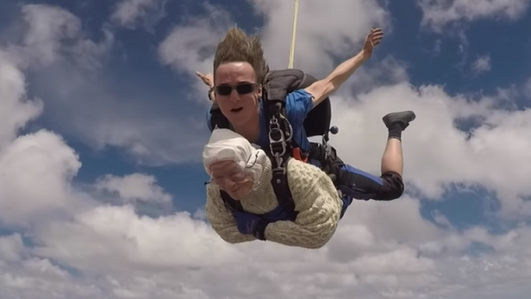 عمرها 102.. مسنّة تقفز بالمظلة من علو 4000 متر! (فيديو)