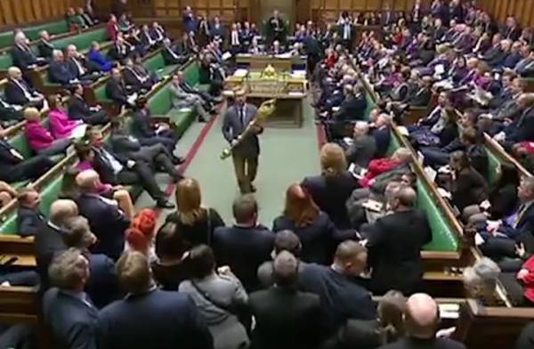 نائب بريطاني يزيل صولجان الملكة من البرلمان.. لماذا؟ (فيديو)
