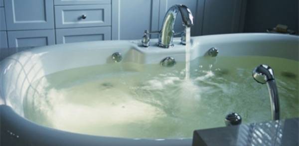 رضيع غرق في البانيو.. والسبب الأم والغسالة